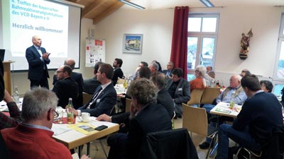 Dr. Niggl diskutiert mit den Anwesenden